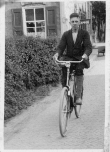 F46 Jan Kettelerij op de fiets in het centrum van Vorden ca 1938